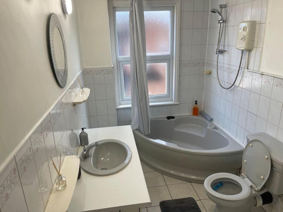 3 Bedrooms Comfortable Home With Jacuzzi Hot Tub Sleeps 10 Leicester Exterior foto