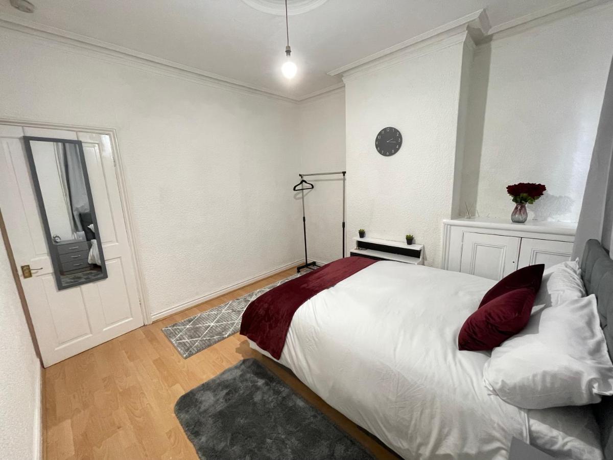 3 Bedrooms Comfortable Home With Jacuzzi Hot Tub Sleeps 10 Leicester Exterior foto
